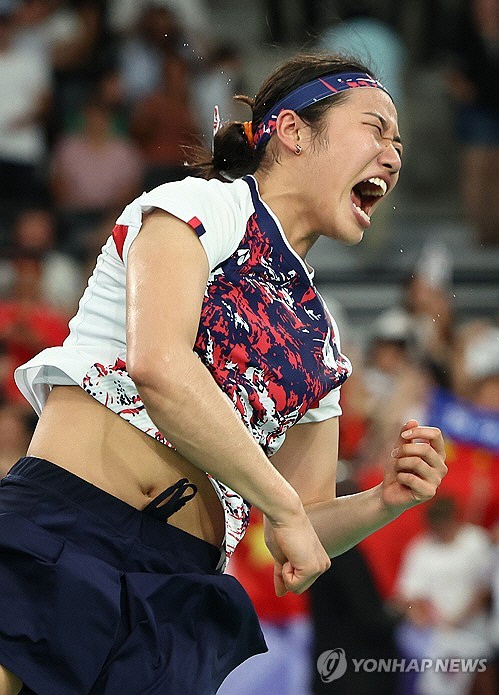 5일(현지시간) 프랑스 파리 포르트드 라 샤펠 아레나에서 열린 2024 파리올림픽 배드민턴 여자 단식 결승전에서 중국 허빙자오를 이기고 우승을 차지한 한국 안세영이 환호하고 있다.   [연합뉴스]